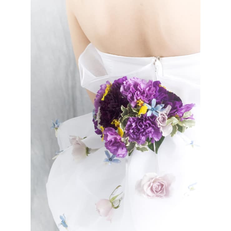 夏のウェディングドレススタイル 生花髪飾りブライダルヘア Blooming Beauty Stage ブルーミングビューティーステージ のヘアスタイル 美容院 美容室を予約するなら楽天ビューティ