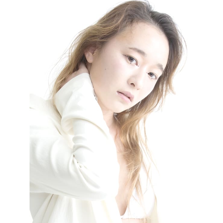 アンニュイな髪の動きがポイントなアレンジヘアー Beautrium 福岡 ビュートリアム のヘアスタイル 美容院 美容室を予約するなら楽天ビューティ