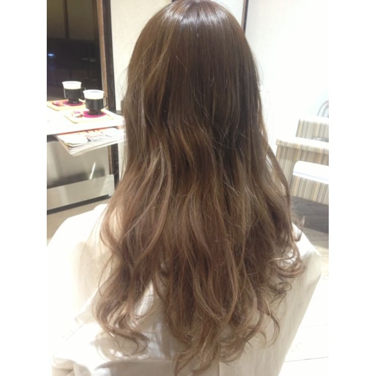 ベージュ系同系色のグラデーションカラー ロングゆるふわ巻き Trico 都島店 トリコ のヘアスタイル 美容院 美容室を予約するなら楽天ビューティ