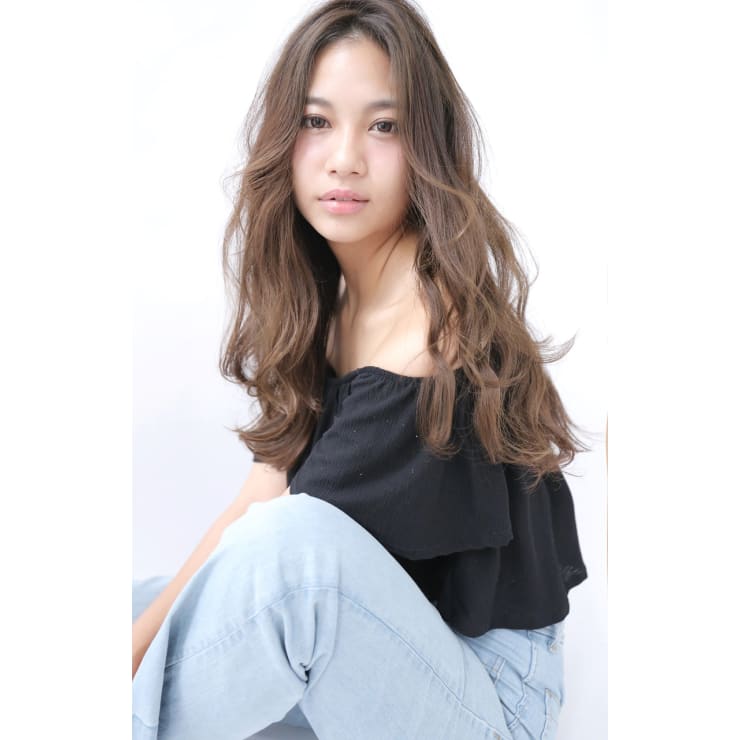 Inity ブルージュカラーでトレンド感のあるロングヘア Inity アイニティ のヘアスタイル 美容院 美容室を予約するなら楽天ビューティ