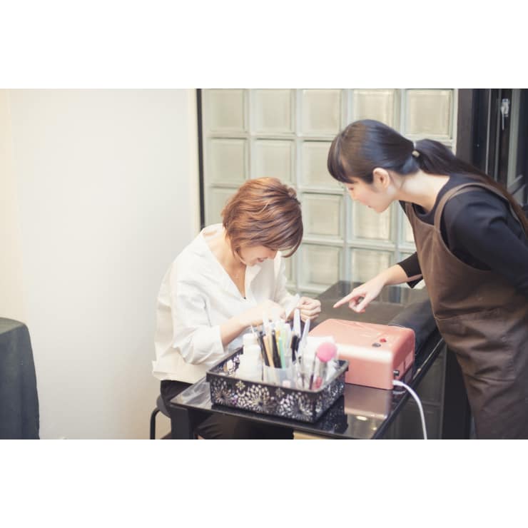 Jna認定講師がマンツーマンで細かく指導 スクール併設の確かな技術 Nailsalonmuu ネイルサロンムー のこだわり特集 ネイル まつげ サロンを予約するなら楽天ビューティ