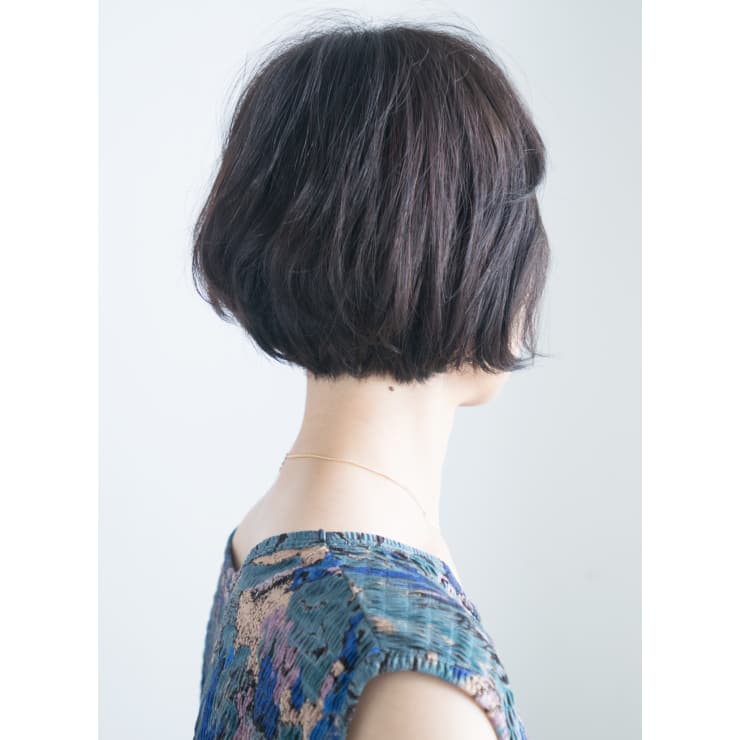 黒髪眉上バングで大人のおしゃれ前下がり外ハネショートボブ Anti アンティ のヘアスタイル 美容院 美容室を予約するなら楽天ビューティ