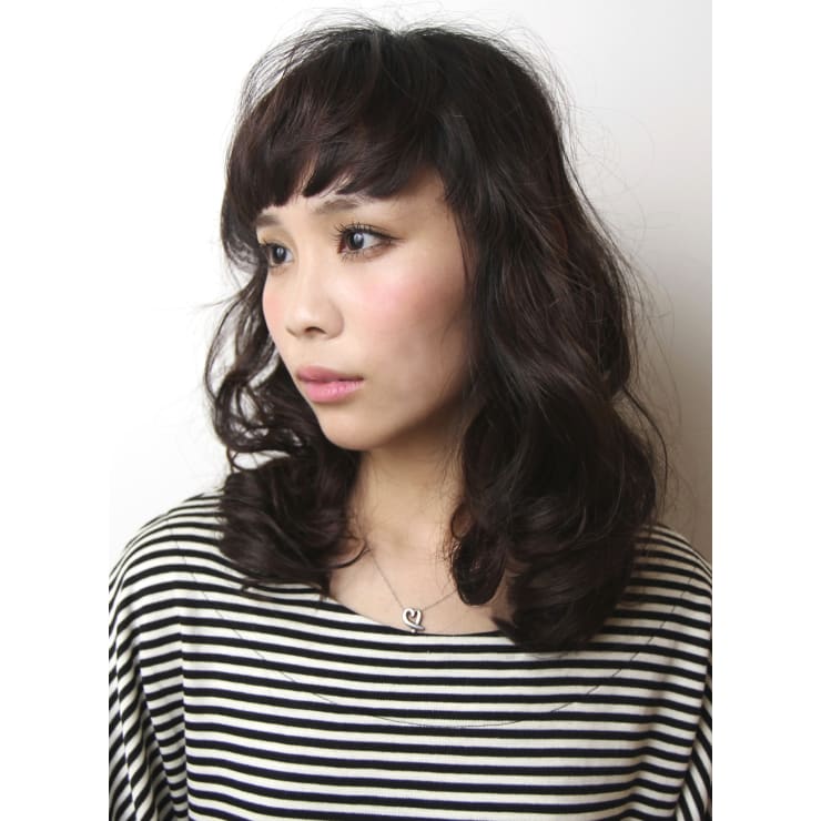 眉上の前髪がポイントの 大人ミディアム Beautrium 福岡 ビュートリアム のヘアスタイル 美容院 美容室を予約するなら楽天ビューティ