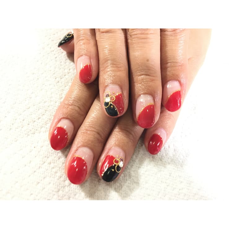 お正月ネイル ブラック レッド Olivier オリヴィエ のネイルデザイン ネイル まつげサロンを予約するなら楽天ビューティ