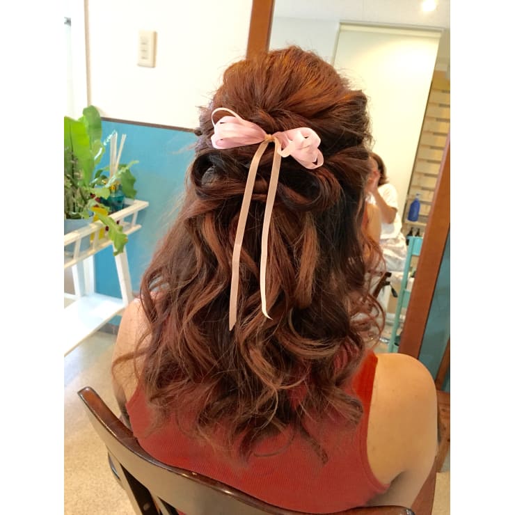 ハーフアップアレンジ リボンで可愛く Hair Make Up Roquat Salon ヘアアンドメイクアップロカットサロン のヘアスタイル 美容院 美容室を予約するなら楽天ビューティ