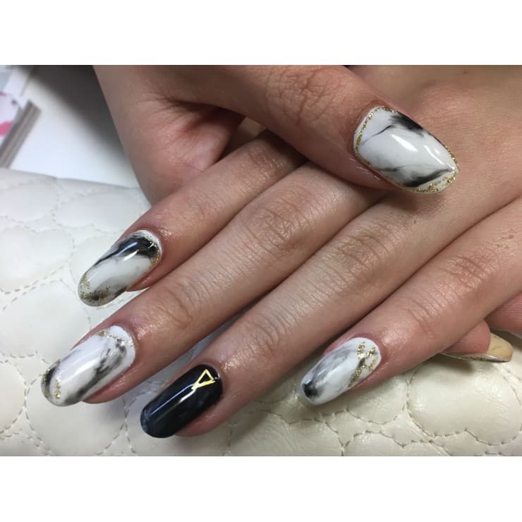 大理石ネイル Comme Soi コムソワ のネイルデザイン ネイル まつげサロンを予約するなら楽天ビューティ