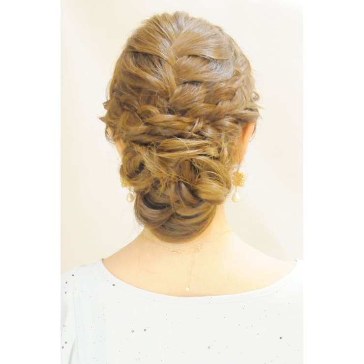 編み込み 海外セレブ風アップ Broto ブロット のヘアスタイル 美容院 美容室を予約するなら楽天ビューティ 編み込み 海外セレブ風アップ Broto ブロット のヘアスタイル 美容院 美容室を予約するなら楽天ビューティ