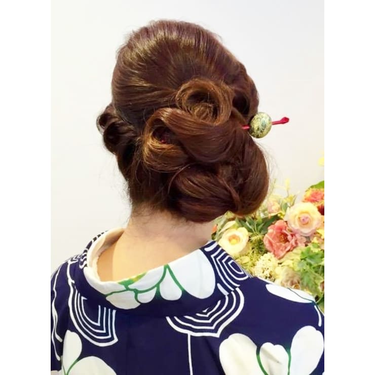 浴衣やオシャレ着に似合う粋でアシンメトリーまとめ髪スタイル Hair Make Opsis オプシス のヘアスタイル 美容院 美容室 を予約するなら楽天ビューティ