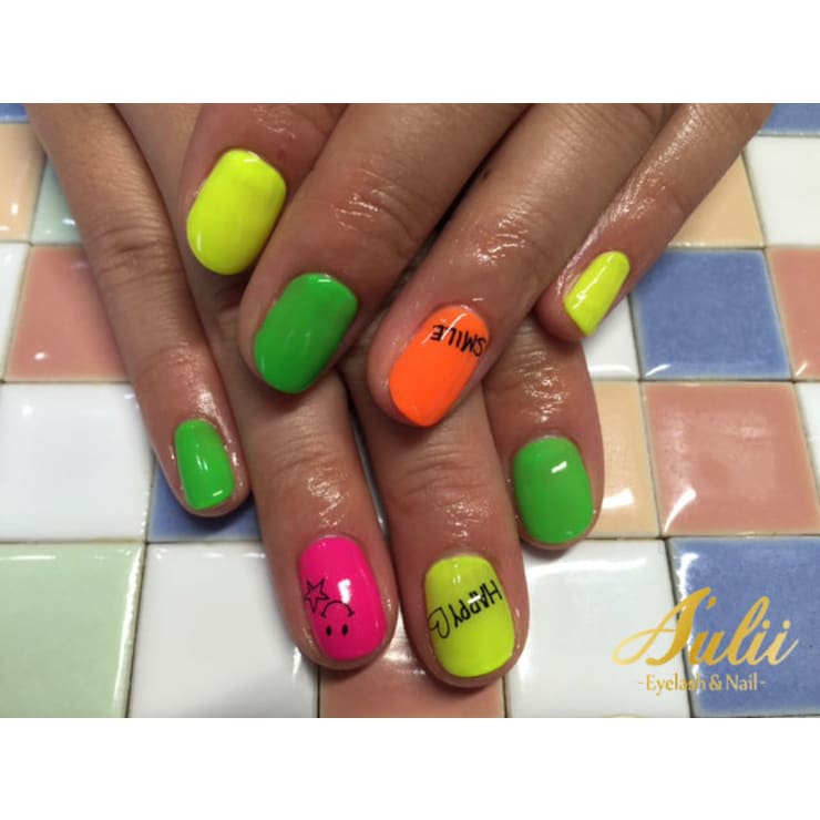 ネオンスマイル A Ulii Nail アウリー のネイルデザイン ネイル まつげサロンを予約するなら楽天ビューティ