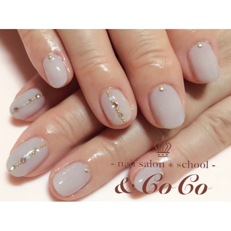 グレーベージュ 大人ビジュー Nailsalon School Coco ネイルサロンスクールアンドココ のネイルデザイン ネイル まつげサロンを予約するなら楽天ビューティ