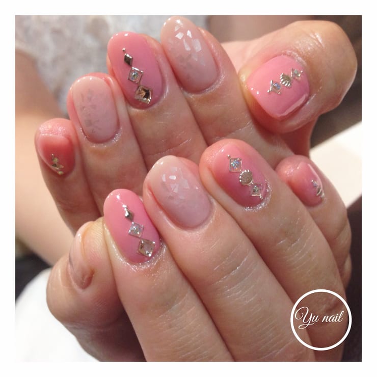 コーラルピンクの夏ネイル Yu Nail ユーネイル のネイルデザイン ネイル まつげサロンを予約するなら楽天ビューティ