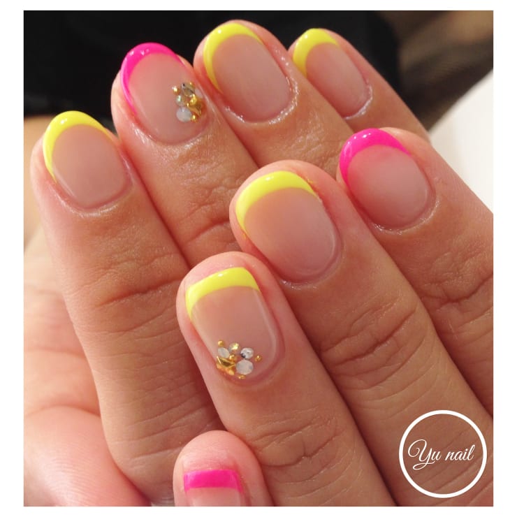ネオンカラーの細フレンチネイル Yu Nail ユーネイル のネイルデザイン ネイル まつげサロンを予約するなら楽天ビューティ