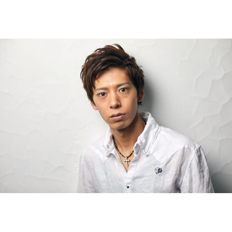 前髪をかき上げて男らしさを感じるメンズショートスタイル Kind カインド のヘアスタイル 美容院 美容室を予約するなら楽天ビューティ