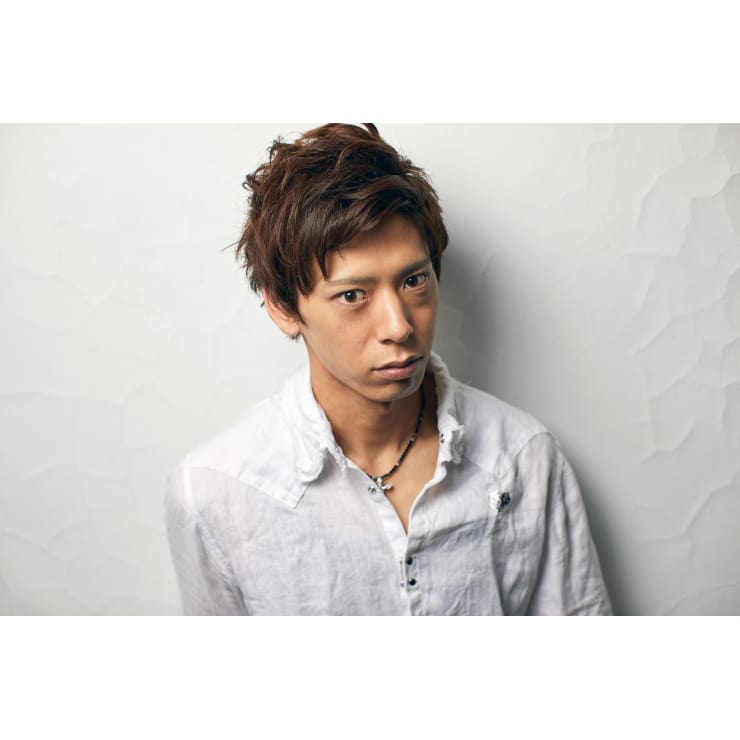 前髪をかき上げて男らしさを感じるメンズショートスタイル Kind カインド のヘアスタイル 美容院 美容室を予約するなら楽天ビューティ