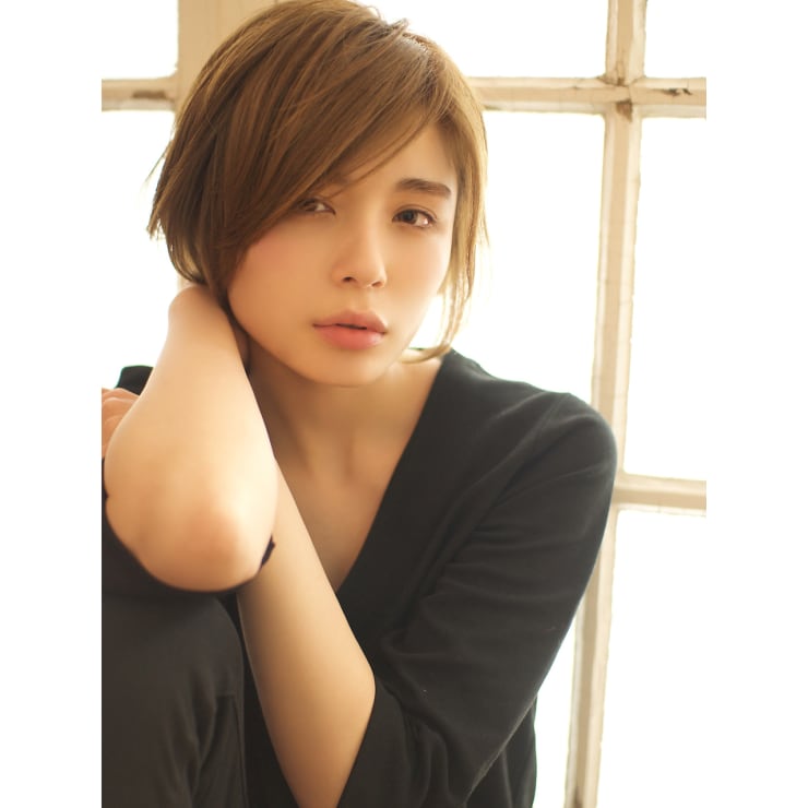 斜めバングでエフォートレスな印象 のクールショートヘア Bekku Hair Salon ベックヘアサロン のヘアスタイル 美容院 美容室を予約するなら楽天ビューティ