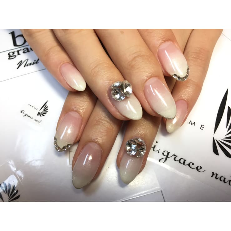 Vカットストーンネイル Bi Grace Nail ビ グレイスネイル のネイルデザイン ネイル まつげサロンを予約するなら楽天ビューティ