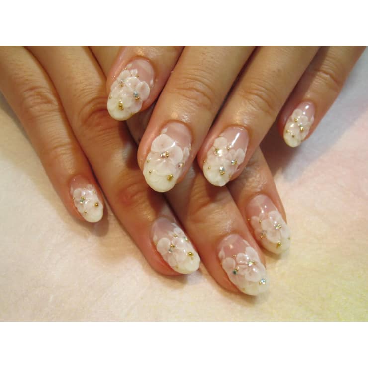 ホワイトフレンチ 3dお花 Nail Salon Amule ネイルサロンアミュール のネイルデザイン ネイル まつげサロンを予約するなら楽天ビューティ