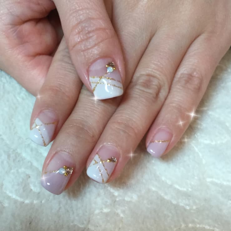 ななめフレンチ 2色 ラメライン ラインストーン Nail Classy ネイルクラッシー のネイルデザイン ネイル まつげサロンを予約するなら楽天ビューティ