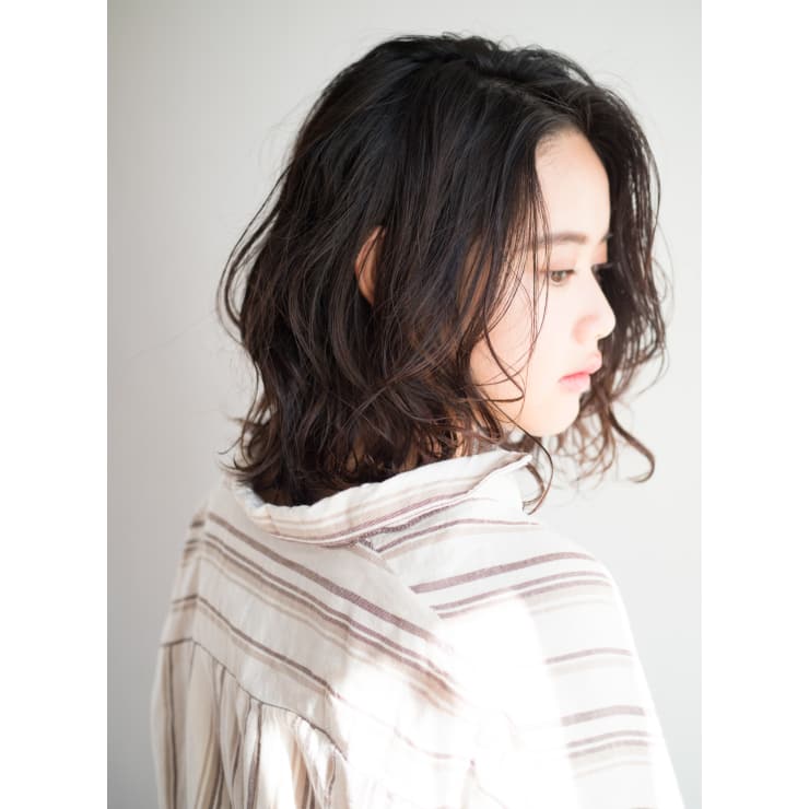 30代におすすめ前髪なしのミディアムパーマ Anti アンティ のヘアスタイル 美容院 美容室を予約するなら楽天ビューティ