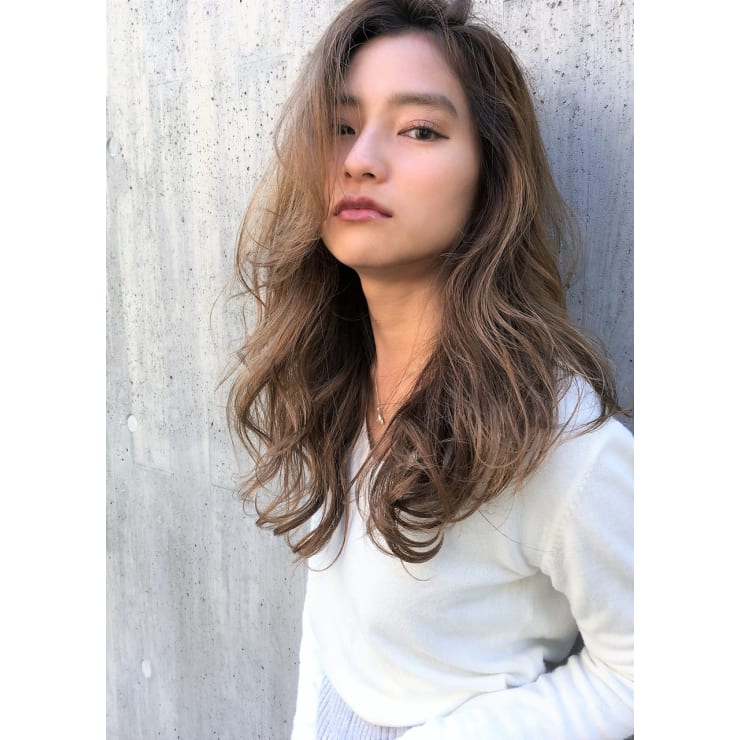 Rima 外国人風 かきあげたラフなニュアンスロング Rima リマ のヘアスタイル 美容院 美容室を予約するなら楽天ビューティ