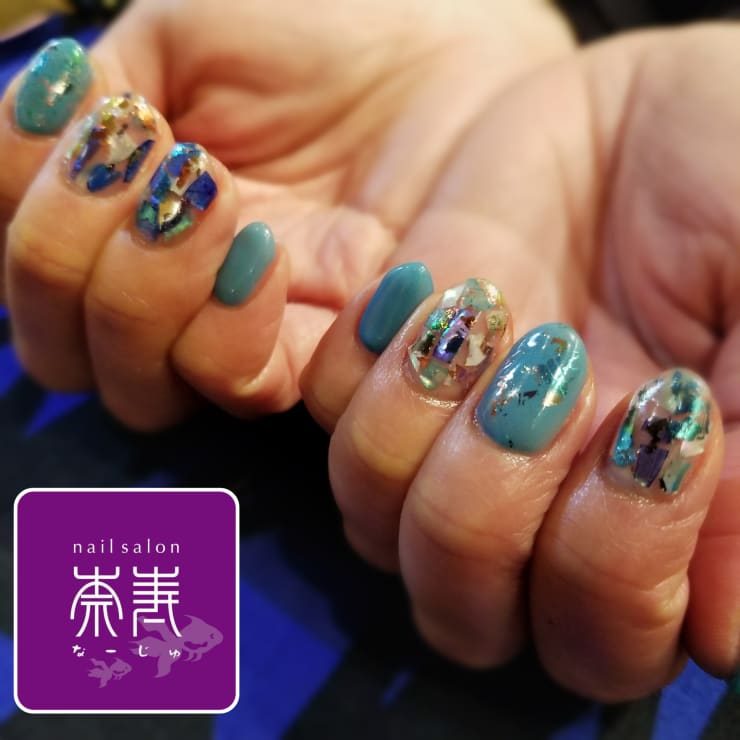 春 夏ネイルに ターコイズブルーを使った個性派デザイン 奈寿 ナージュ のネイルデザイン ネイル まつげサロンを予約するなら楽天ビューティ