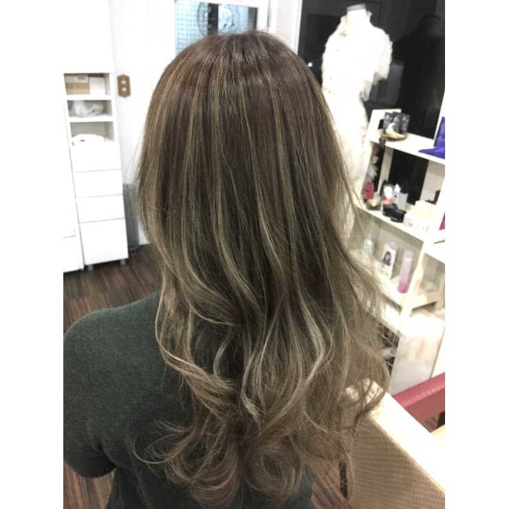 外国人風イルミナカラー 3dハイライト アッシュグラデーシ Hair Design Campus ヘアーデザインキャンパス のヘアスタイル 美容院 美容室を予約するなら楽天ビューティ