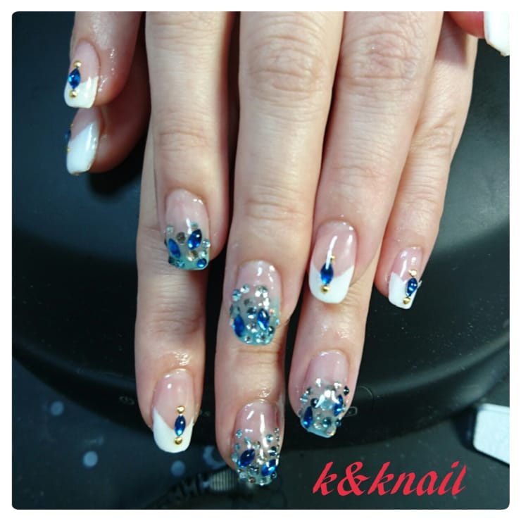 大人女子のビジュー フレンチネイル K K Nail ケイアンドケイネイル のネイルデザイン ネイル まつげサロンを予約するなら楽天ビューティ