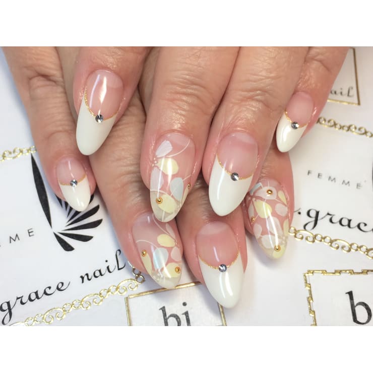 フラワーフレンチネイル Bi Grace Nail ビ グレイスネイル のネイルデザイン ネイル まつげサロンを予約するなら楽天ビューティ