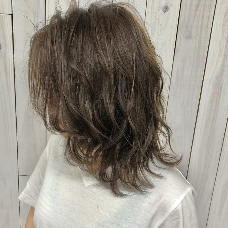 Rowel アッシュベージュ レイヤーミディアム Rowel ローウェル のヘアスタイル 美容院 美容室を予約するなら楽天ビューティ