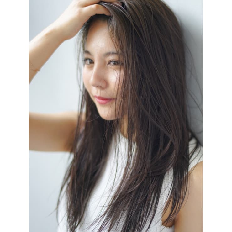 軽い束感のストレートロングヘア Hair Ruup Rell Design Works ヘアループレル デザインワークス のヘアスタイル 美容院 美容室を予約するなら楽天ビューティ