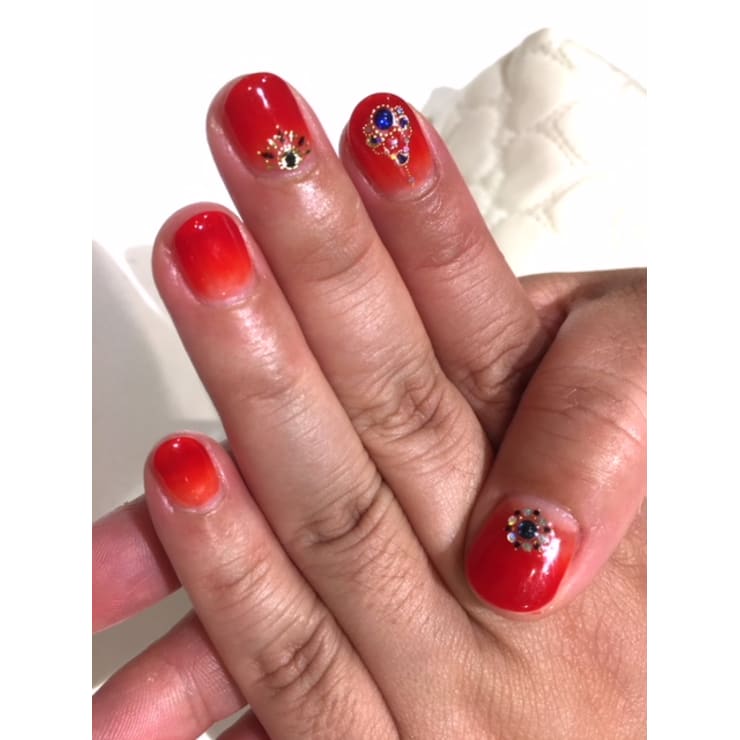 赤グラデーションネイル Comme Soi コムソワ のネイルデザイン ネイル まつげサロンを予約するなら楽天ビューティ