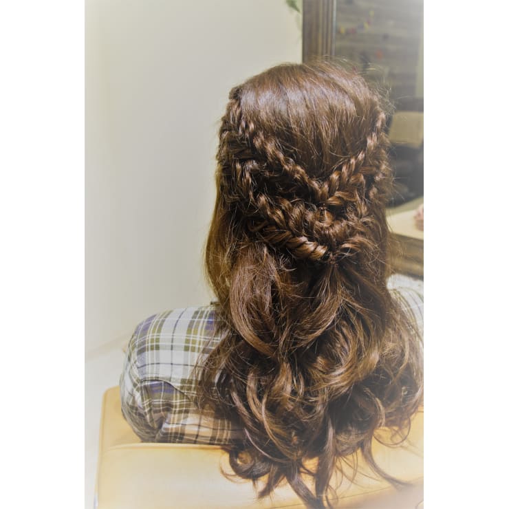 結婚式 二次会 フィッシュボーン ハーフアップ Gold Woodpecker ゴールドウッドペッカー のヘアスタイル 美容院 美容室を予約するなら楽天ビューティ