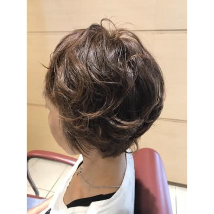 ふんわりパーマのアシメショート Emu International 春日部本店 エムインターナショナル のヘアスタイル 美容院 美容室を予約するなら楽天ビューティ