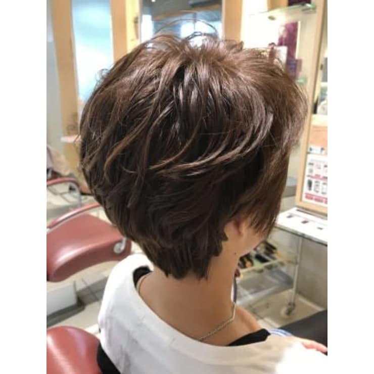 ふんわりパーマのアシメショート Emu International 春日部本店 エムインターナショナル のヘアスタイル 美容院 美容室を予約するなら楽天ビューティ