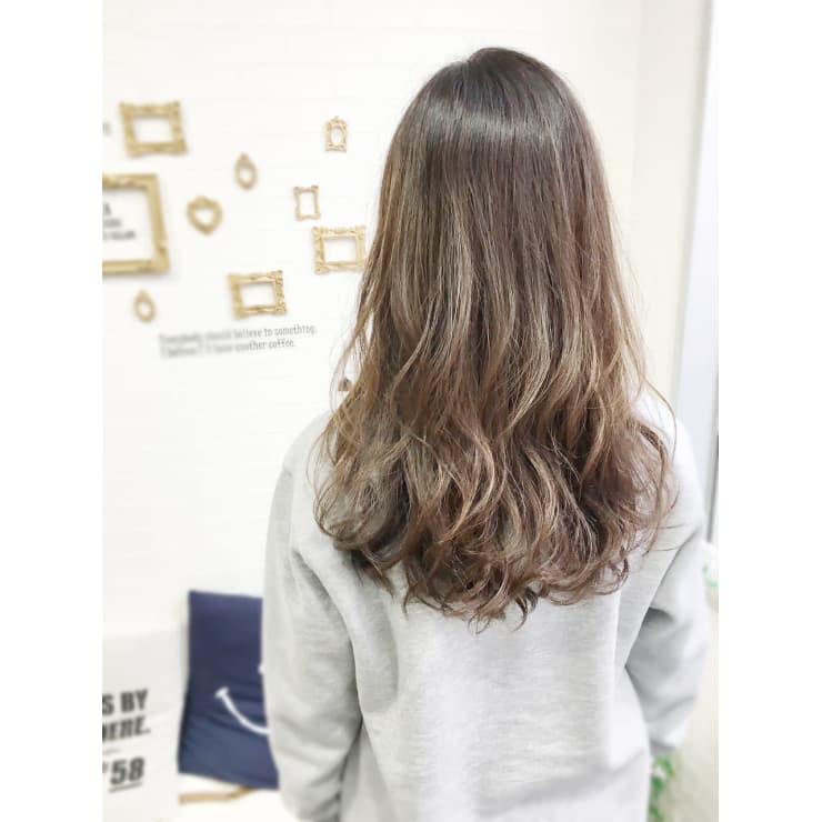 傷まない艶カラー 1カラーで出来る ホワイトシルージュ Peak Of Hair ピークオブヘア のヘアスタイル 美容院 美容室を予約するなら楽天ビューティ