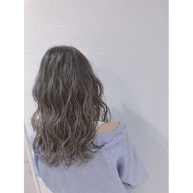 外国人風 ハイライト グレージュ ウェットミディアム Ash 千歳烏山店 アッシュチトセカラスヤマテン のヘアスタイル 美容院 美容室を予約するなら楽天ビューティ