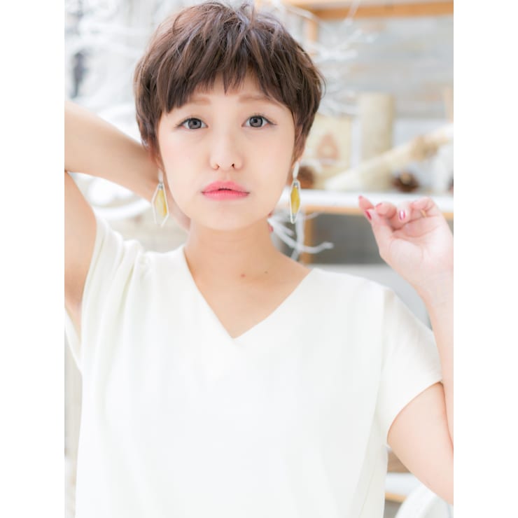 大人かわいい 斜めバングのアシメショート ボリュームカール Mod S Hair 越谷 モッズヘア 越谷西口店 モッズヘア コシガヤニシグチテン のヘアスタイル 美容院 美容室を予約するなら楽天ビューティ