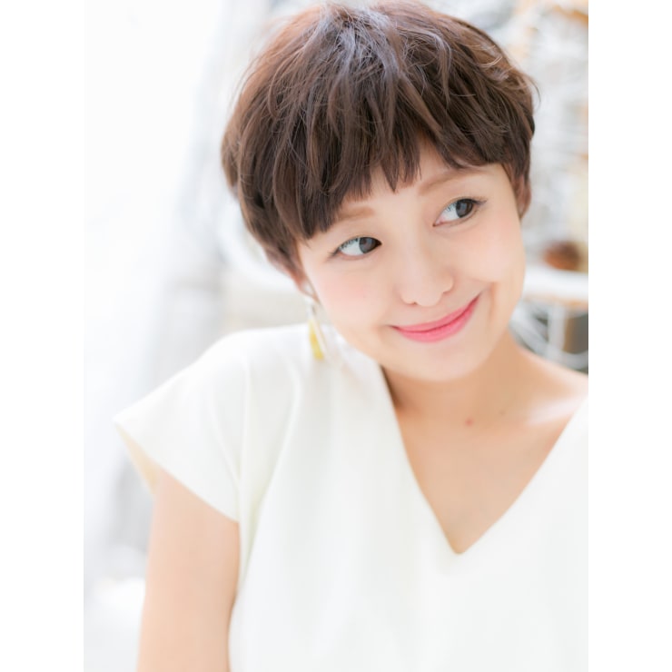 大人かわいい 斜めバングのアシメショート ボリュームカール Mod S Hair 越谷 モッズヘア 越谷西口店 モッズヘア コシガヤニシグチテン のヘアスタイル 美容院 美容室を予約するなら楽天ビューティ