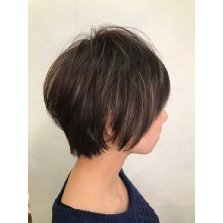 Flor 戸塚 丸みショート ハイライトマットシルバー Flor フロール のヘアスタイル 美容院 美容室を予約するなら楽天ビューティ