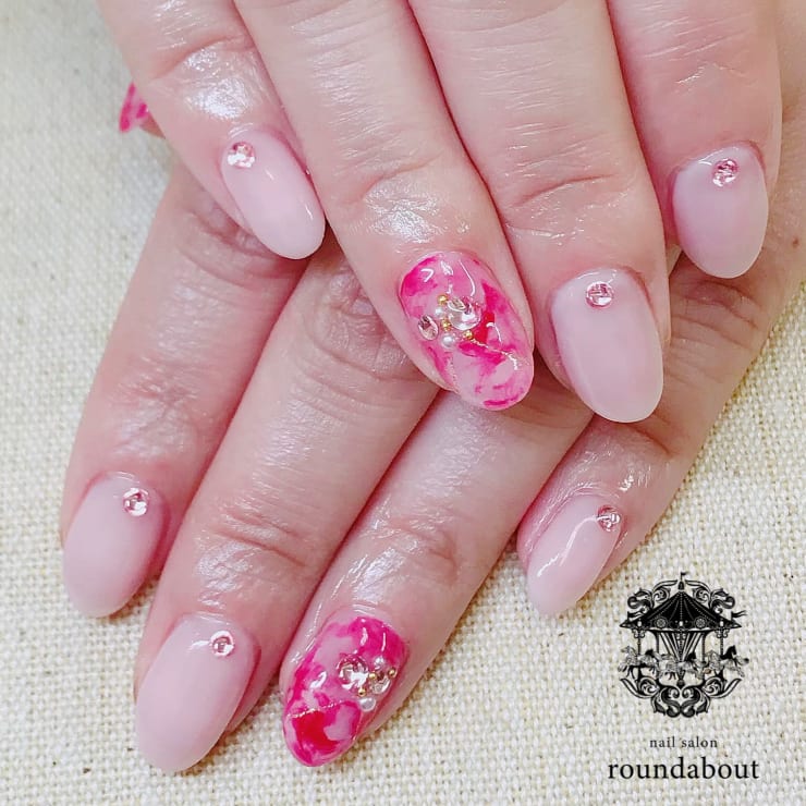 ピンクのマーブルネイル Nailsalon Roundabout ネイルサロンラウンドアバウト のネイルデザイン ネイル まつげサロンを予約するなら楽天ビューティ