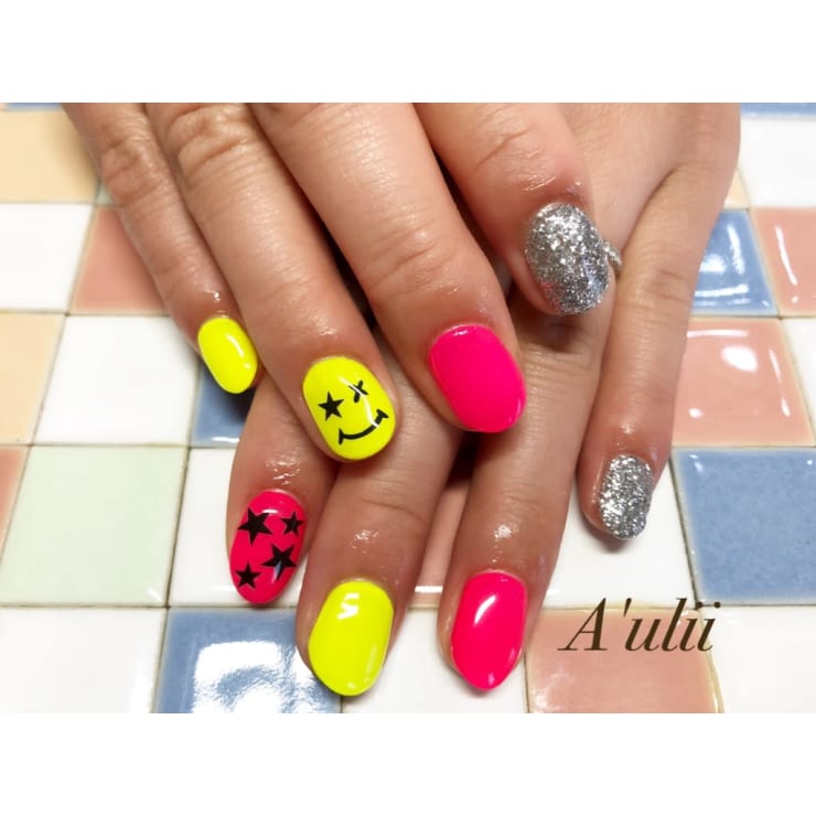 ネオンにこちゃん A Ulii Nail アウリー のネイルデザイン ネイル まつげサロンを予約するなら楽天ビューティ
