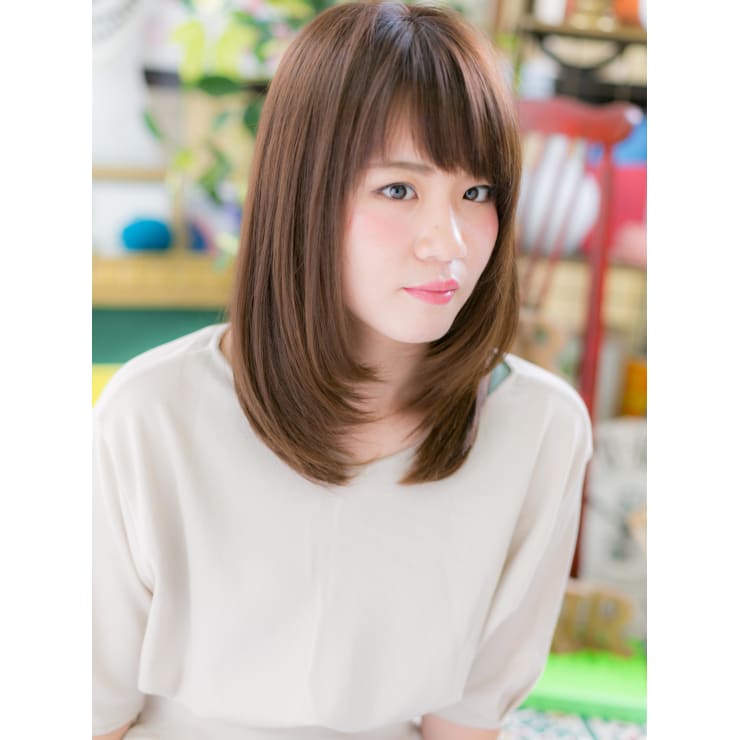 斜めバングのミディアムストレート フェミニンストレート Cover Hair Bliss 大宮西口店 カバーヘアブリス オオミヤニシグチテン のヘアスタイル 美容院 美容室を予約するなら楽天ビューティ