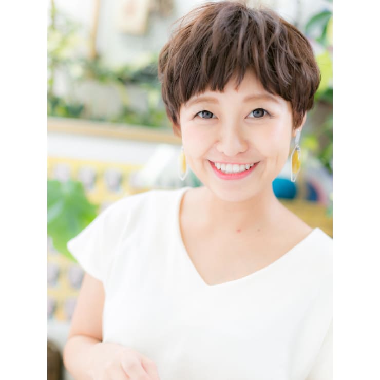 大人かわいい 斜めバングのアシメショート ニュアンスカール Cover Hair Bliss 大宮西口店 カバーヘアブリス オオミヤニシグチテン のヘアスタイル 美容院 美容室を予約するなら楽天ビューティ