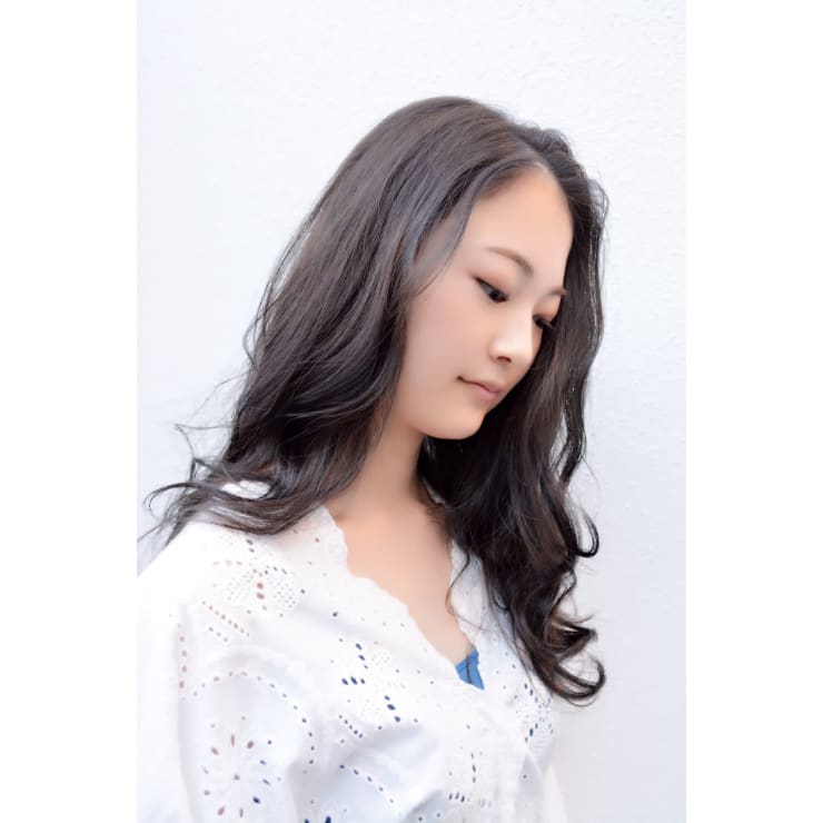 グレーアッシュ 巻き髪風パーマ Salon Bonjour サロンボンジュール のヘアスタイル 美容院 美容室を予約するなら楽天ビューティ