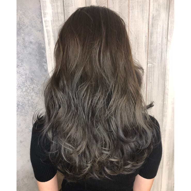 ３種類のハイライトをブレンドしたダークシルバーアッシュ Hair Salon Attirer アティリー のヘアスタイル 美容院 美容室 を予約するなら楽天ビューティ