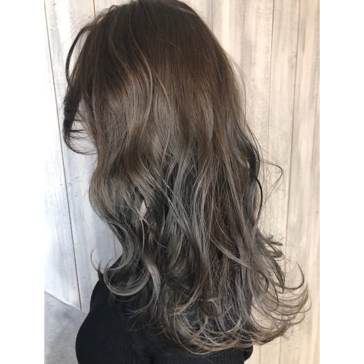 ３種類のハイライトをブレンドしたダークシルバーアッシュ Hair Salon Attirer アティリー のヘアスタイル 美容院 美容室 を予約するなら楽天ビューティ