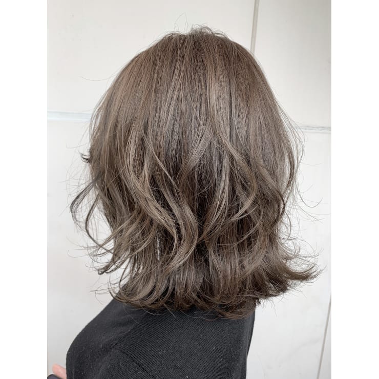 ミディアムレイヤーカット Eme Hair Brands エメヘアブランズ のヘアスタイル 美容院 美容室を予約するなら楽天ビューティ