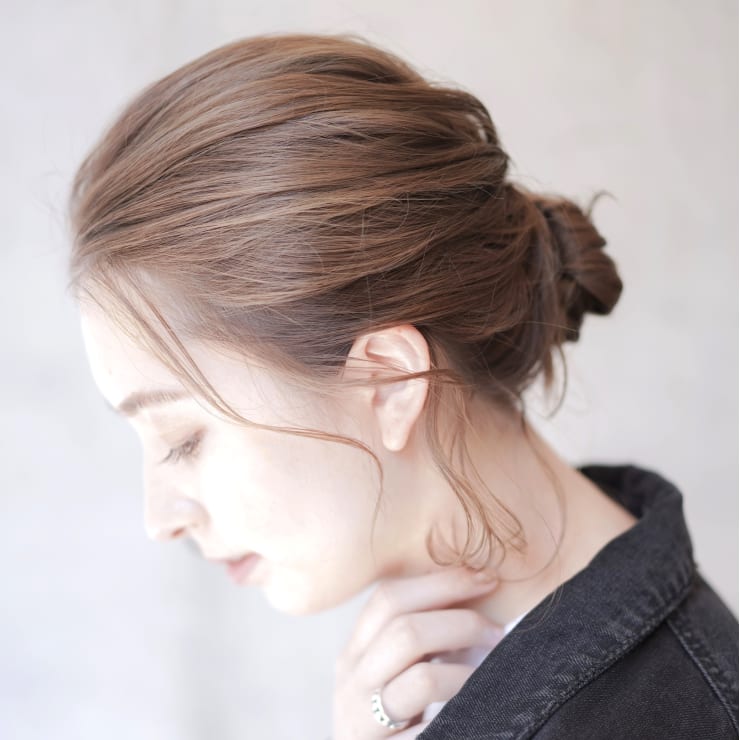 低めお団子アレンジ Davin ダヴィン のヘアスタイル 美容院 美容室を予約するなら楽天ビューティ