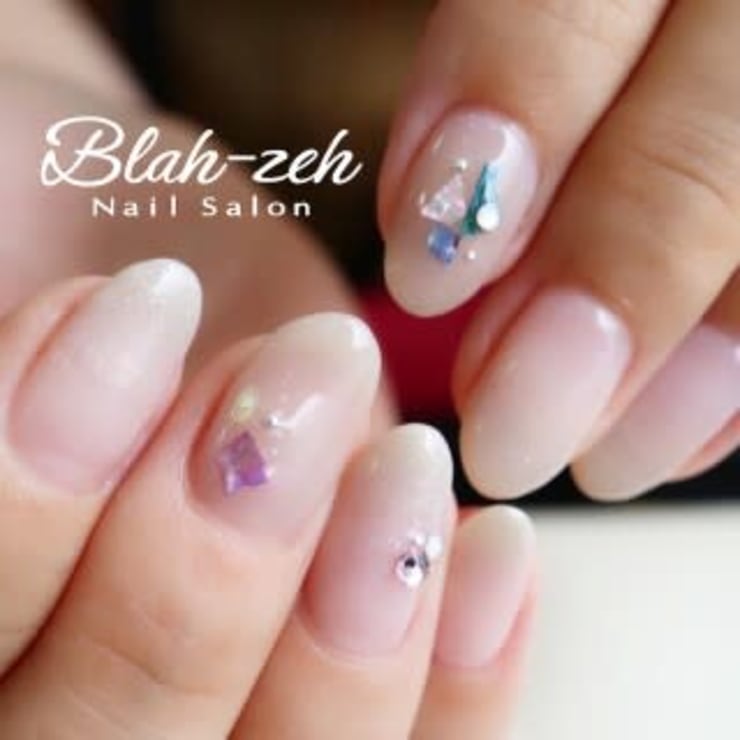夏のシェル グラデーションネイル Blah Zeh ブラゼ のネイルデザイン ネイル まつげサロンを予約するなら楽天ビューティ