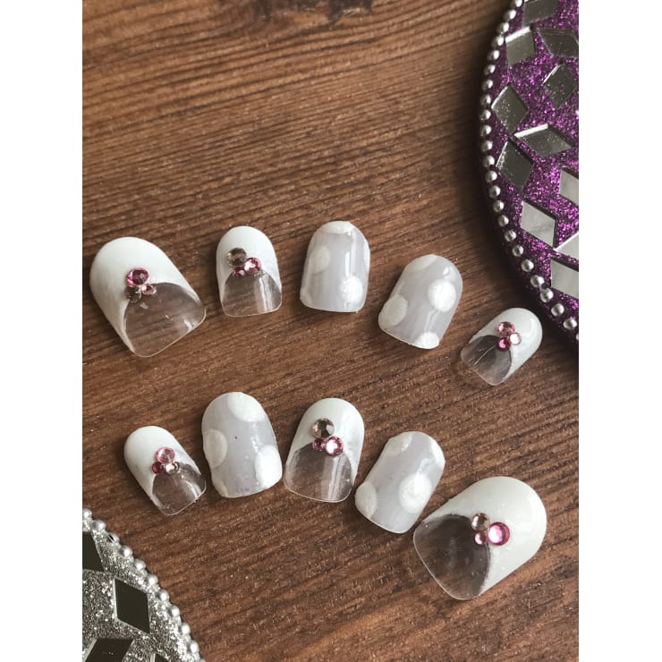 シースルー ホワイト ドット柄 デザインフレンチ Nail Salon Amule ネイルサロンアミュール のネイルデザイン ネイル まつげサロンを予約するなら楽天ビューティ